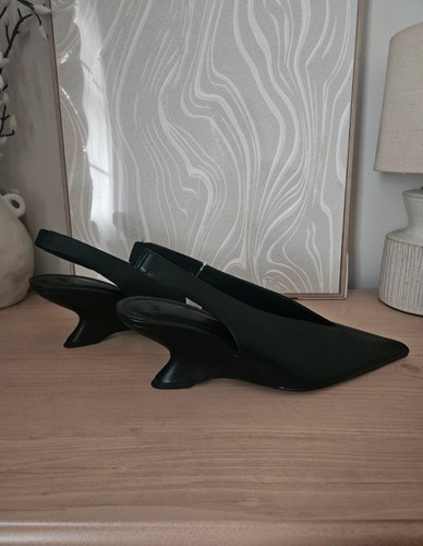 Black pointed toe - pointed, on