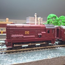 Triang Clockwork Marroon 0-6-0  class 08  Locomotive And Carriages Set