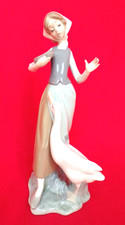 LLADRO FIGURINE 1052 GIRL FEEDING GOOSE - EXCELLENT CONDITION