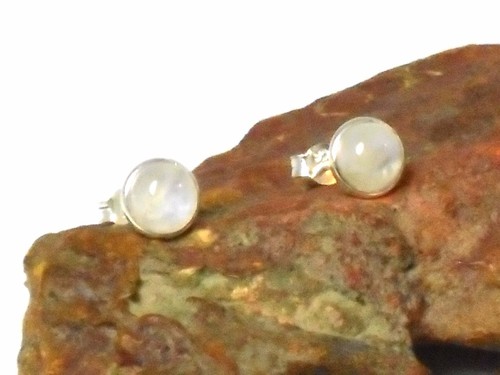 White round moonstone - white,