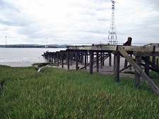 Photo A1 Aust ferry landing Aust/ST5789 The remains of the Aust ferry l c2011