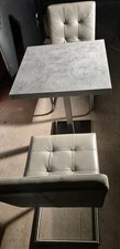 Table with  2 chairs concrete