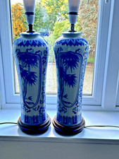 TALL PAIR OF BLUE & WHITE CHINESE GLAZED TABLE LAMPS BAMBOO & FLORAL WOODEN BASE