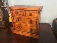 A BEAUTIFUL ANTIQUE MINIATURE CHEST OF DRAWERS, APPRENTICE PIECE CIRCA-1870.