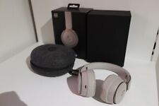 Solo Beats Pro, Headphones in grey and rose gold. 