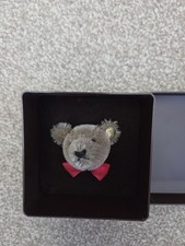 Steiff bear head pin - badge, in