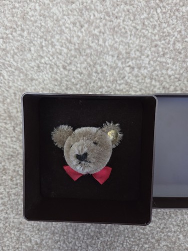 Steiff bear head pin - bear, badge