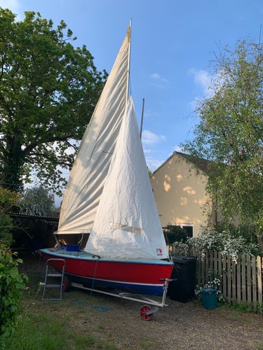 Wayfarer sailing dingy red