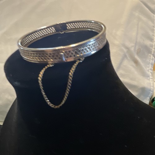 Goldtone oval curb link - curb, bangle