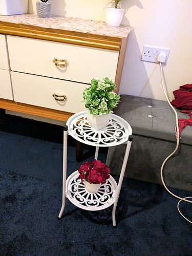 White metal tier round plant - round,