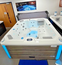 Hot tub oasis display - tub, 30%
