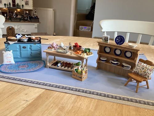 Dolls house scale - dolls,