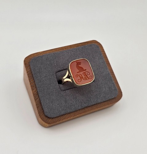 Stunning 9ct gold - stunning,