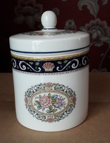 Wedgwood runnymede lidded pot - runnymede,