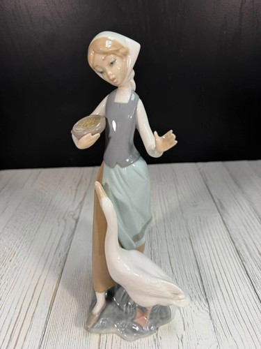 Lladro 1052 girl - lladro, feeding