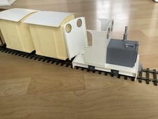 Narrow Gauge SM32 16mm Battery Powered Locomotive With Four Wagons