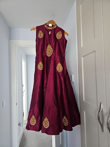 Maroon colour sleeveless raw - colour,