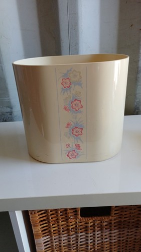 Vintage oval shaped - shaped, cream