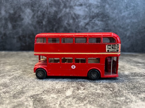 Corgi bus victoria - victoria, street