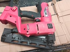 Milwaukee M18 FN16GA-0X 18V 16G Angled Finish Nailer - Black/Red