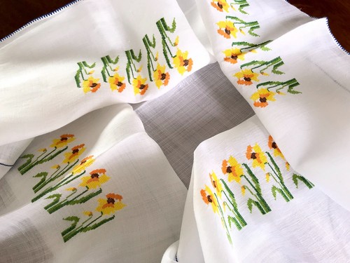 Vintage hand embroidered - hand,