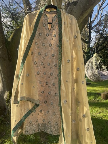 Dark green and gold - dark,