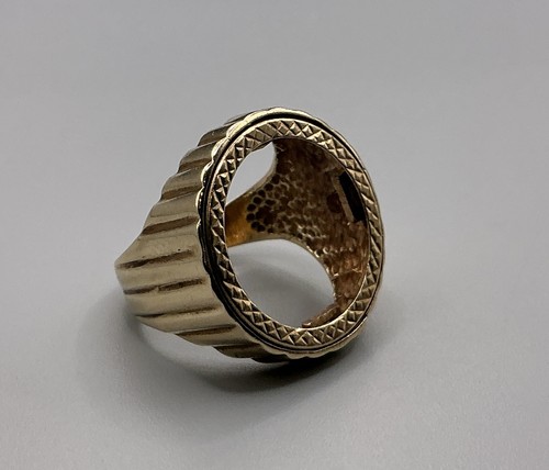 9ct gold half sovereign ring - 9ct,