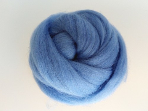 Blue 100 merino wool roving - blue*, 100%