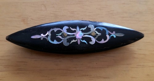 Horn tatting shuttle - horn, shuttle.