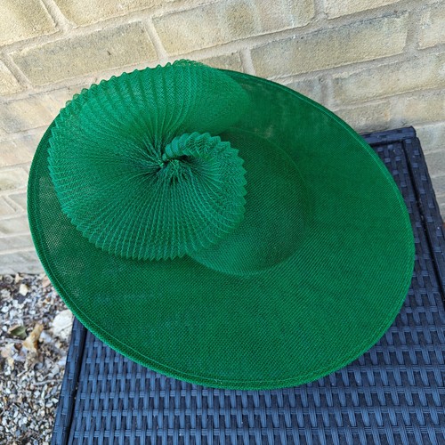 Green flower wide brim - flower,