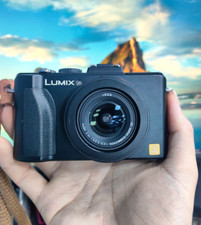 Panasonic Lumix DMC-LX5 f/2.0-3.3 Leica Lens 3.8x Optical Zoom Digital Camera