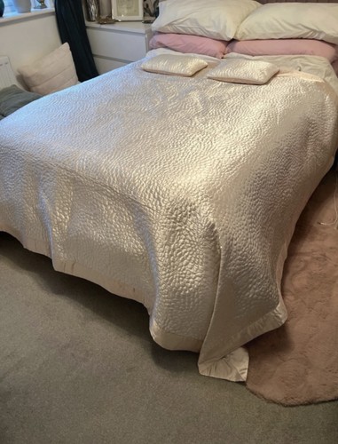 Large cream satin bedspread - , /