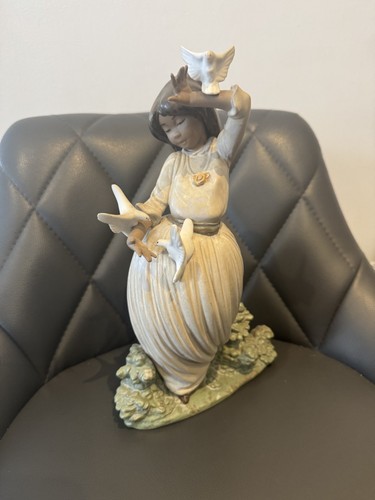 Nao lladro 0335 girl with - by,