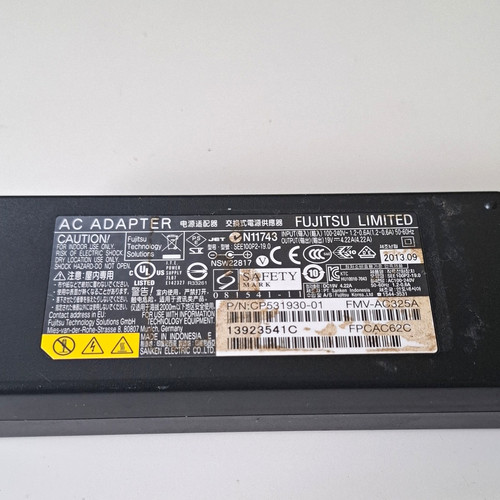Fujitsu power adapter 19v - power,