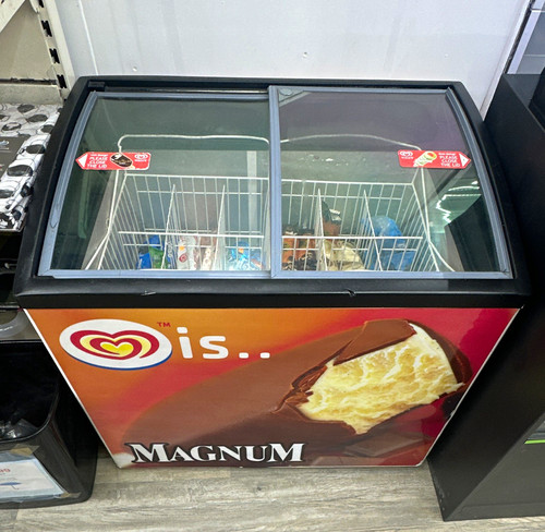 Wall magnum merchandising - magnum,