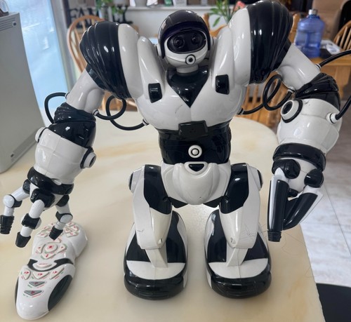 Wowwee robosapien - wowwee,