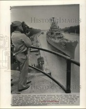 1959 Press Photo Navy cruiser moves through Welland Canal in Ontario - hpw09506