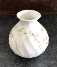 Vintage 1980s Wedgewood Campion bud posy vase. Beautiful floral design.VGC