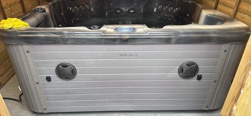 Hot tub used - tub,