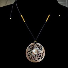 Mabe Pearl Carved Lacy Round