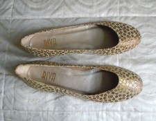 Riva shoes (39) NWOB beige gold small gold heel