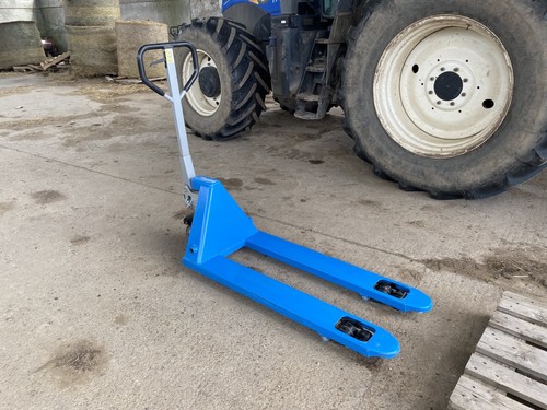 Pallet truck with park - truck,