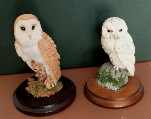 Country artists owl figurines - artists,