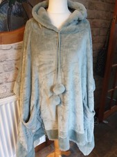 BNWOT - WOMENS  VELVET SOFT FLEECE COZEE HOME OVERSIZED LOUNGE HOODIE CAPE.