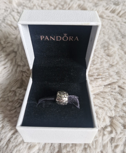 Pandora white black lined - &,