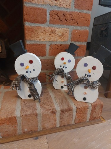 Identical wooden snow men - x,