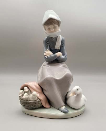 Figurine lladro girl with - figurine,