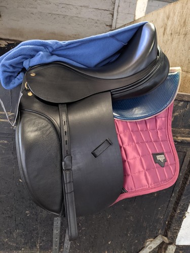 Dressage saddle medium - 17.5,