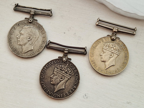 The defence medal 2x - +,