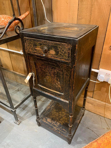 Chinoiserie cupboard bedside